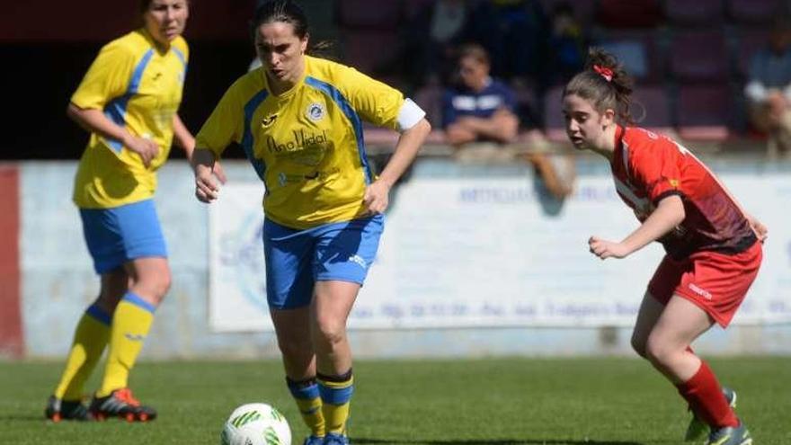 La capitana Carolina conduce el balón ante las gijonesas. // N. Parga