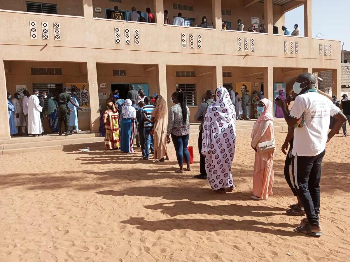 Ciudadanos de Senegal hacen cola frente a un colegio electoral en la capital, Dakar, para votar en las municipales de 2022 (archivo).