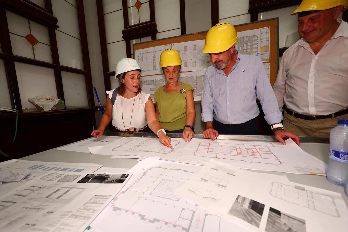 Las autoridades han recibido las explicaciones sobre el proyecto.