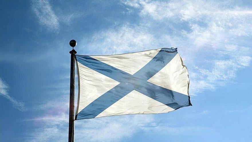 La bandera de A Coruña se debate entre el pasado y el presente: de la cruz de San Andrés a símbolos más actuales