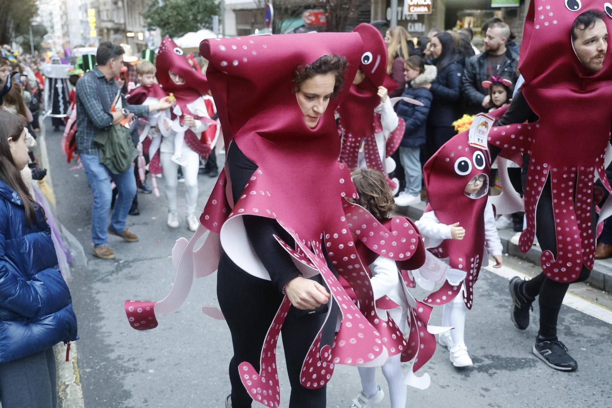 Santiago disfruta del tradicional desfile de martes de Entroido