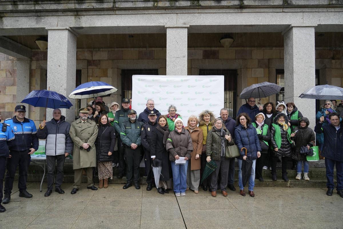 Conchi, en el centro con gorro blanco, junto a autoridades y representantes de la AECC en el acto del Día Mundial contra el Cáncer.