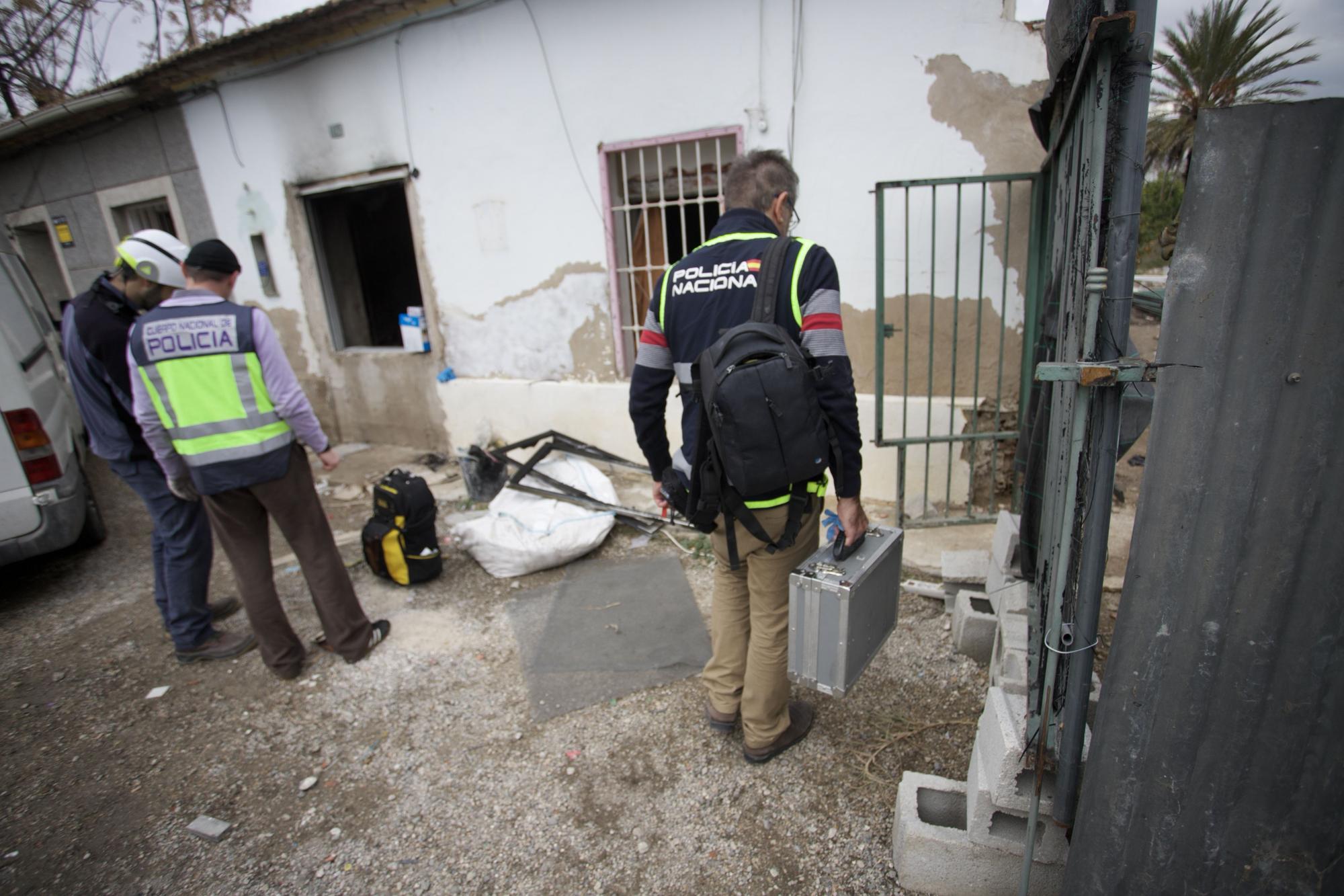 Descubren un arsenal de armas de guerra en una casa incendiada en Murcia