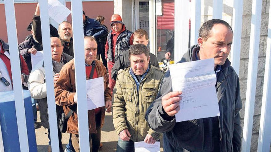 Los trabajadores despedidos abandonan el astillero con las cartas de notificación en la mano.  // Gustavo Santos