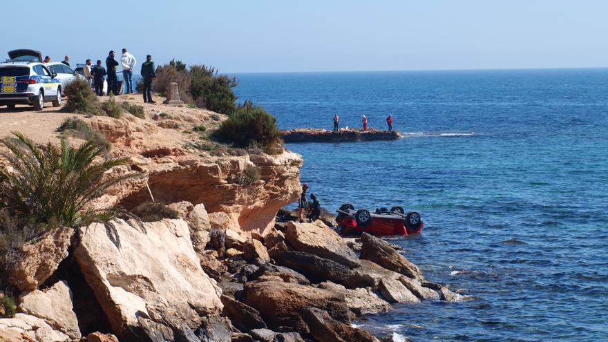 Continúa la búsqueda del conductor cuyo vehículo apareció en un acantilado de Orihuela Costa