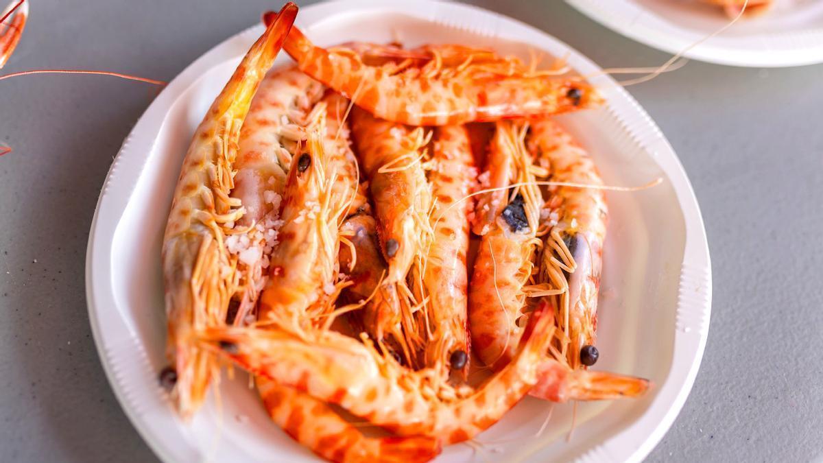 Un plato de langostinos tigre en la Feria de la Gamba y el Marisco de Huelva.