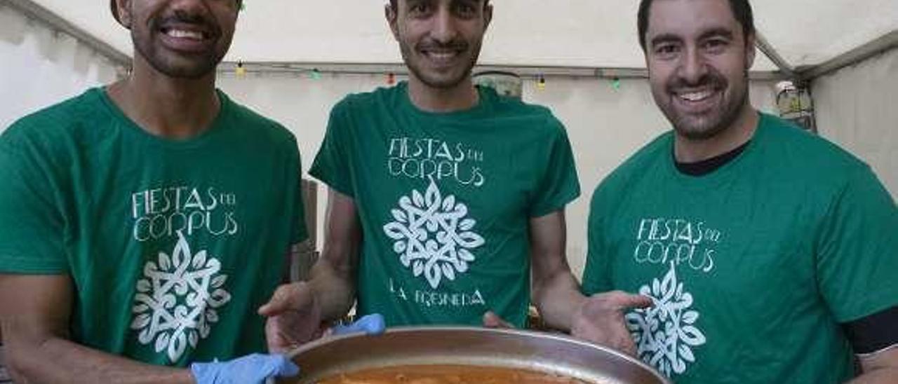 Yuri Oliveira, Vasili Capitanu y Héctor Marín, con una bandeja de jamón asado en uno de los puestos.