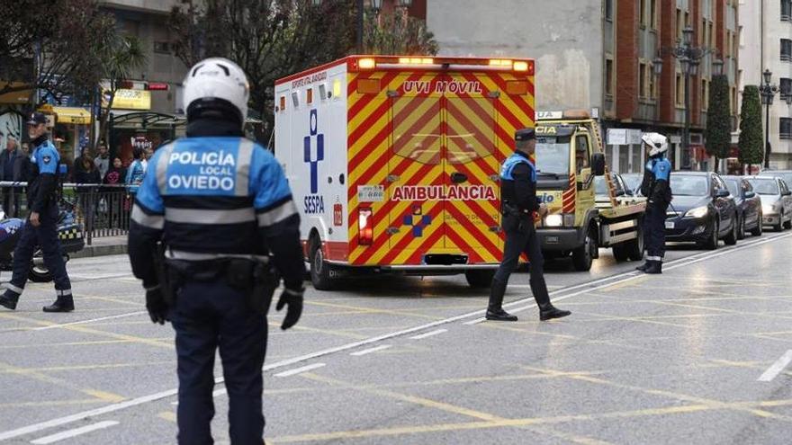 Agentes de la Policía Local en plena intervención.