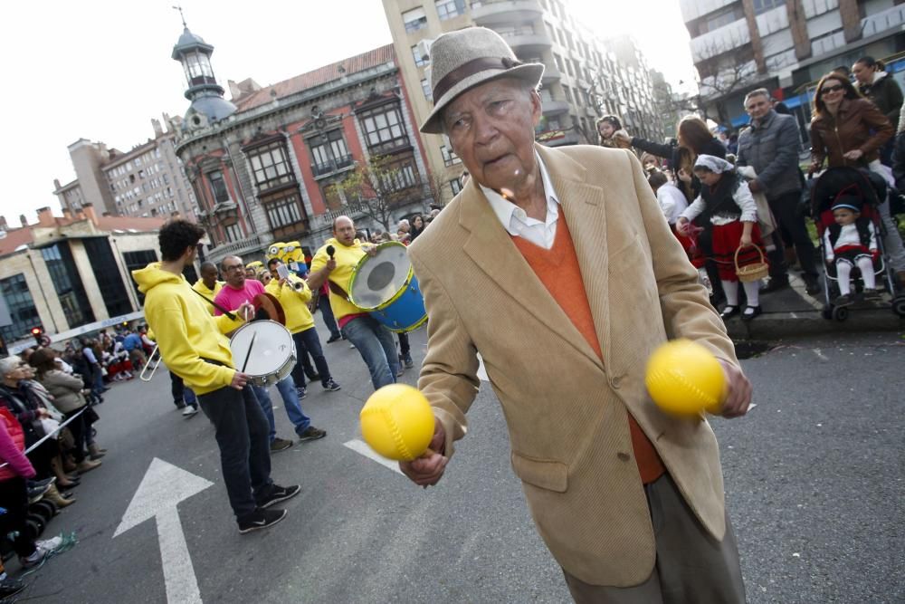 Desfile de carrozas el Lunes de Pascua en Avilés