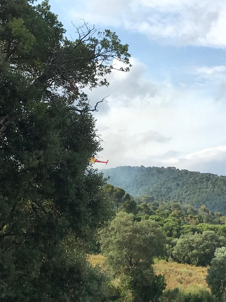 Un incendi crema una casa al cor de les Gavarres