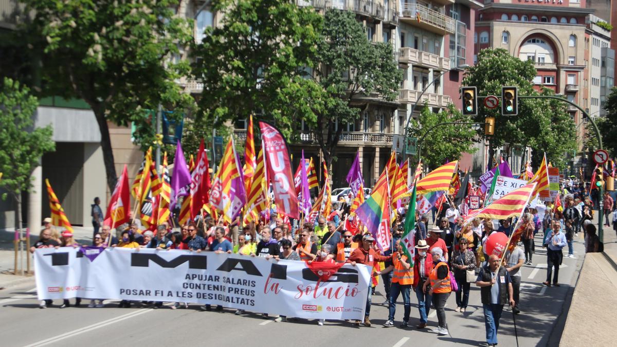 La manifestació que ha recorregut el centre de Girona aquest 1 de maig