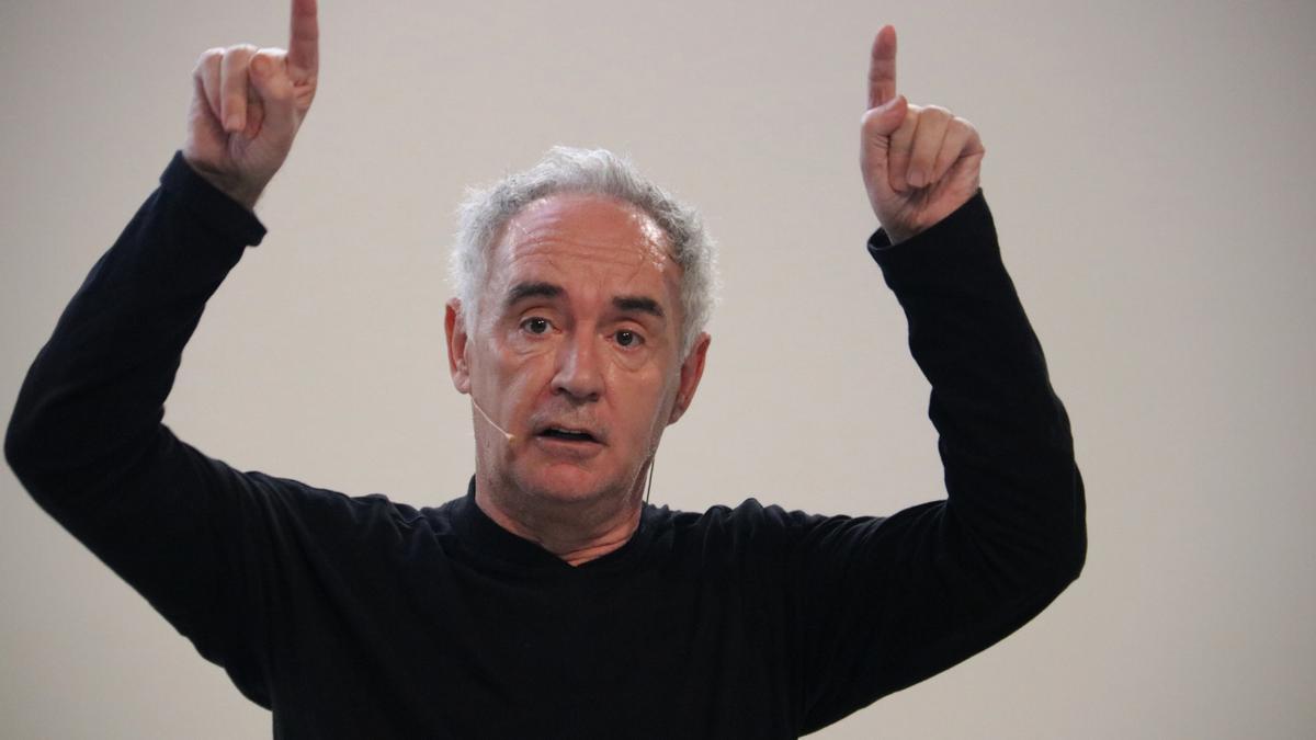 El xef Ferran Adrià durant la presentació d&#039;un informe sobre el repartiment a domicili a la fira Alimentaria