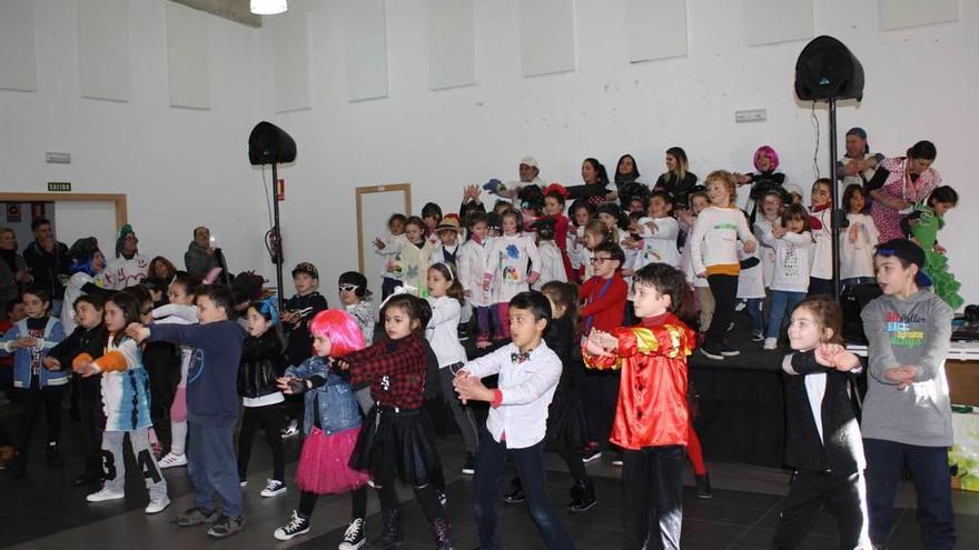 Un grupo de alumnos baila zumba en el centro polivalente de Valdesoto.