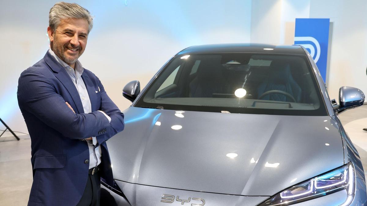 Alberto de Aza, director de BYD para España y Portugal, en la inauguración del concesionario en Vigo.
