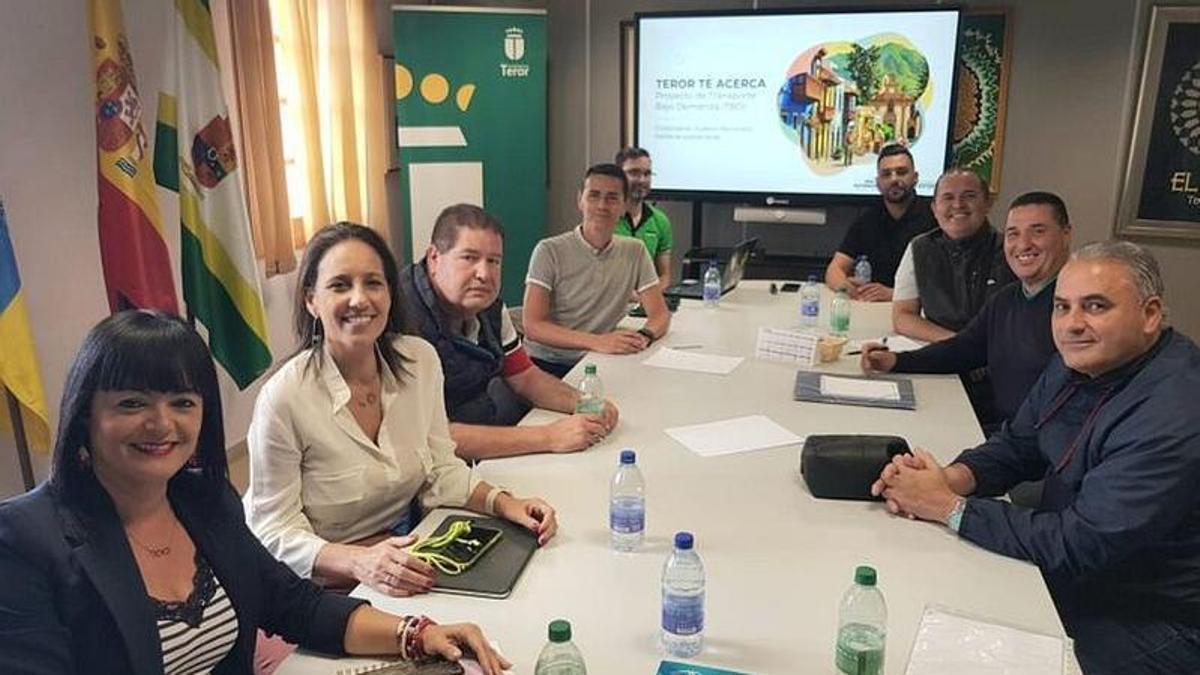 Imagen de la reunión con el sector del taxi de Teror para presentar el proyecto ‘Teror en ruta’.