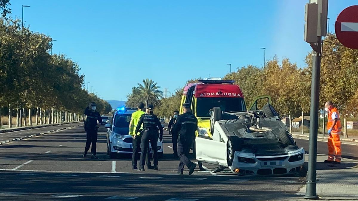 Un coche de alta gama vuelca en la ronda norte de València tras un accidente de tráfico.