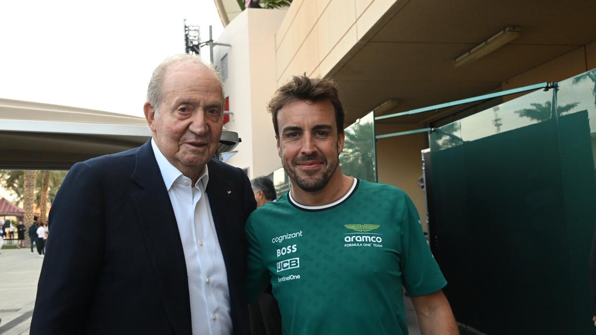Fernando Alonso posa con el rey Juan Carlos I.