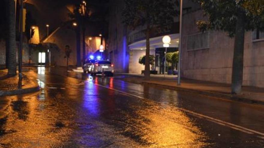 La avenida Joan Miró, a la altura del hotel Nixe Palace, llena de agua la madrugada de ayer.