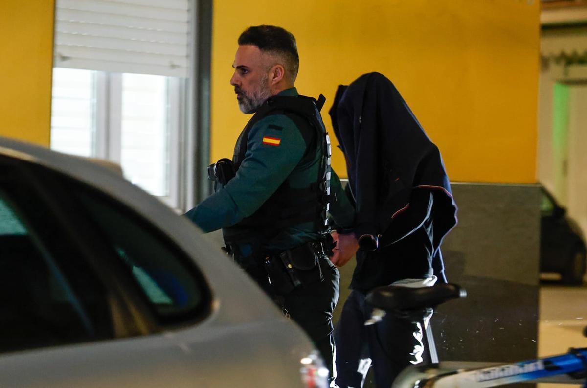 Fotogalería: La Guardia CIvil registra la casa del hombre que ha matado de un tiro en la cabeza a su vecino en Catarroja