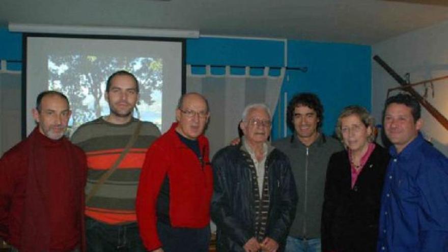 Los premiados junto a ex presidentes de la entidad y a la concejala de Deportes.