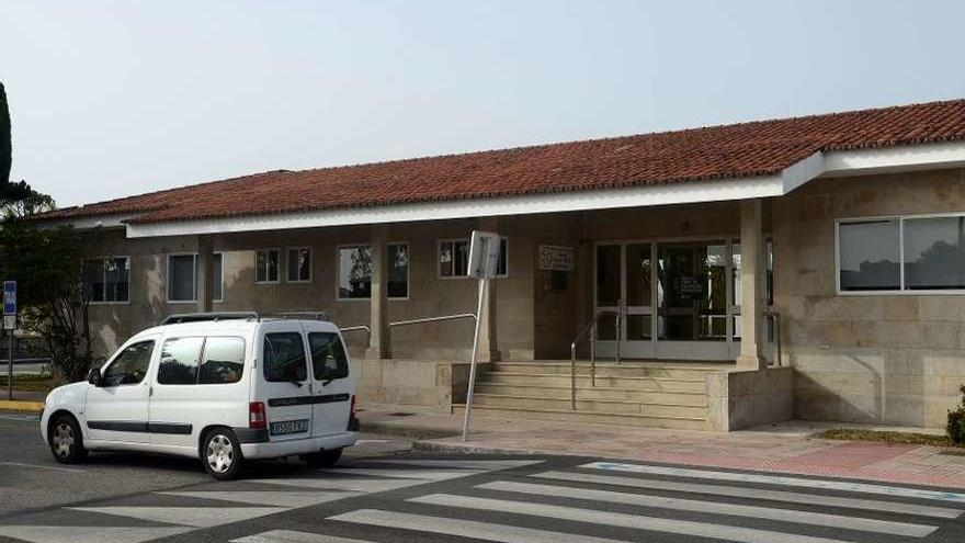 El Concello reclama la sustitución de médicos en el centro de salud de Ribadumia. // Noé Parga