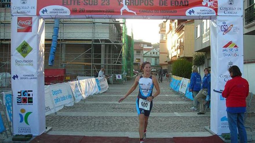 Mariola García-Gutiérrez cruzando la línea de meta en el Campeonato de España.