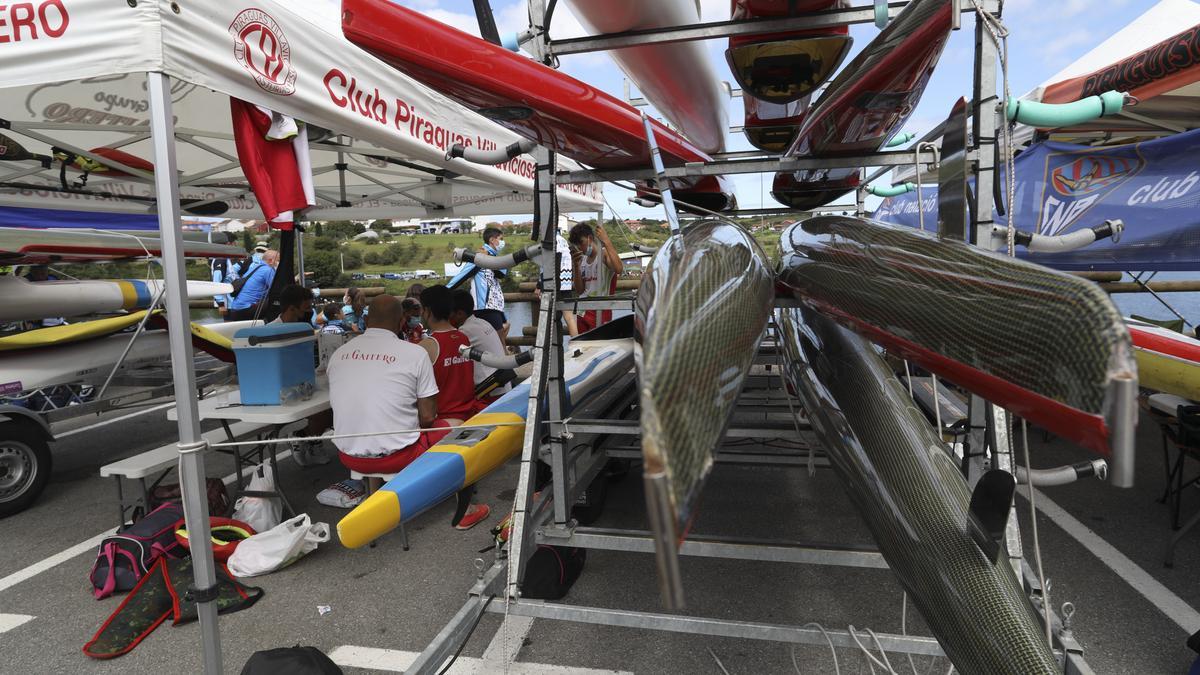 Campeonato de piragüismo en el embalse de trasona