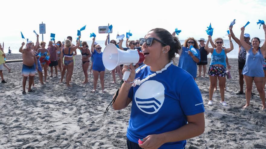 Decenas de vecinos del Tamarit protestan por la pérdida de la bandera azul debido a la ocupación de playa para la práctica del kitesurf