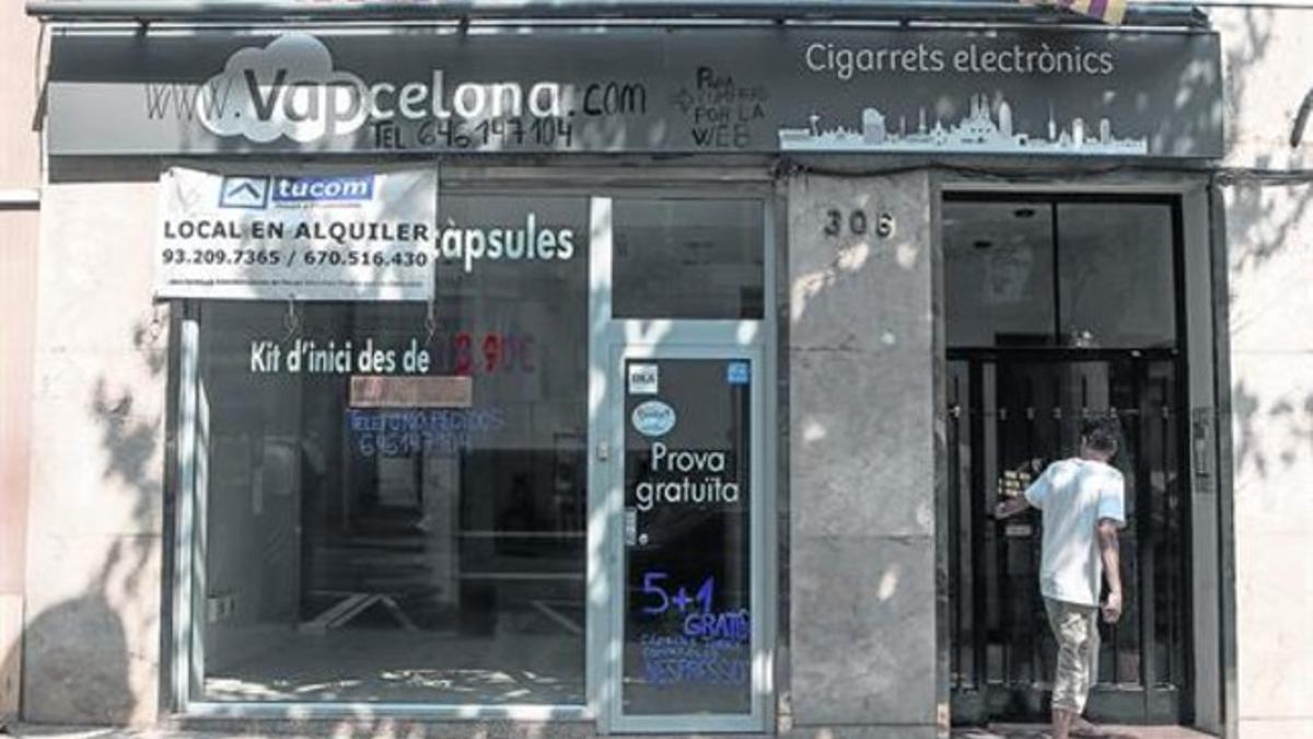 Local en alquiler que antes ocupaba una de las muchas tiendas de cigarrillos electrónicos que han cerrado en los últimos meses en Barcelona.