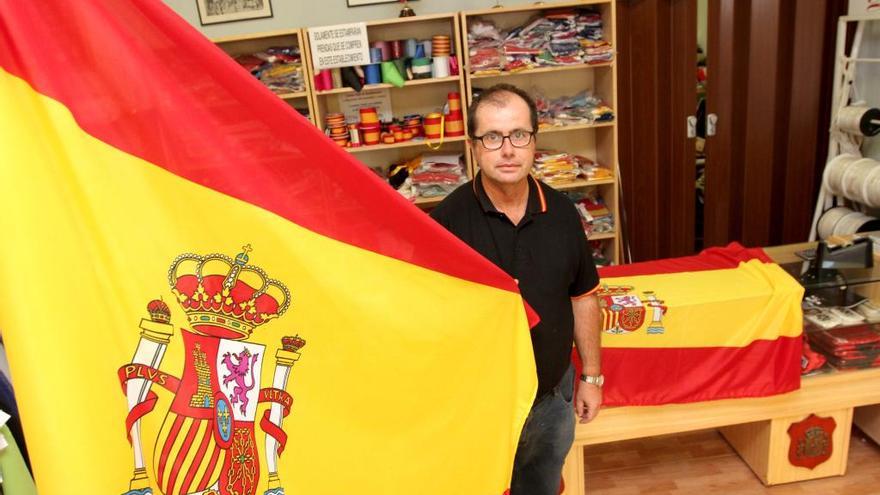 Francisco López, gerente de la tienda cartagenera Banderas Fidel, ha trabajado desbordado estos días antes del referéndum catalán.