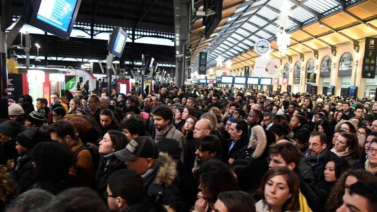 Cientos de personas abarrotan la estación de tren de Saint-Lazare, en París, en una nueva jornada de huelga de los transportes.