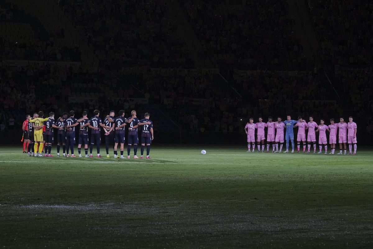 Imagen del minuto de silencio del pulso UD Las Palmas-SD Eibar.