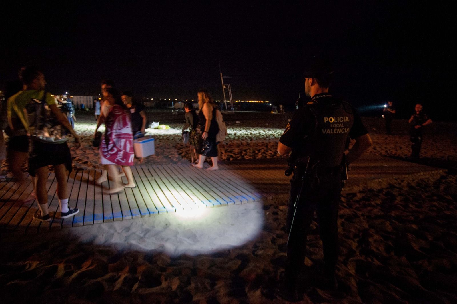 Desalojo y limpieza de las playas tras la noche de San Juan