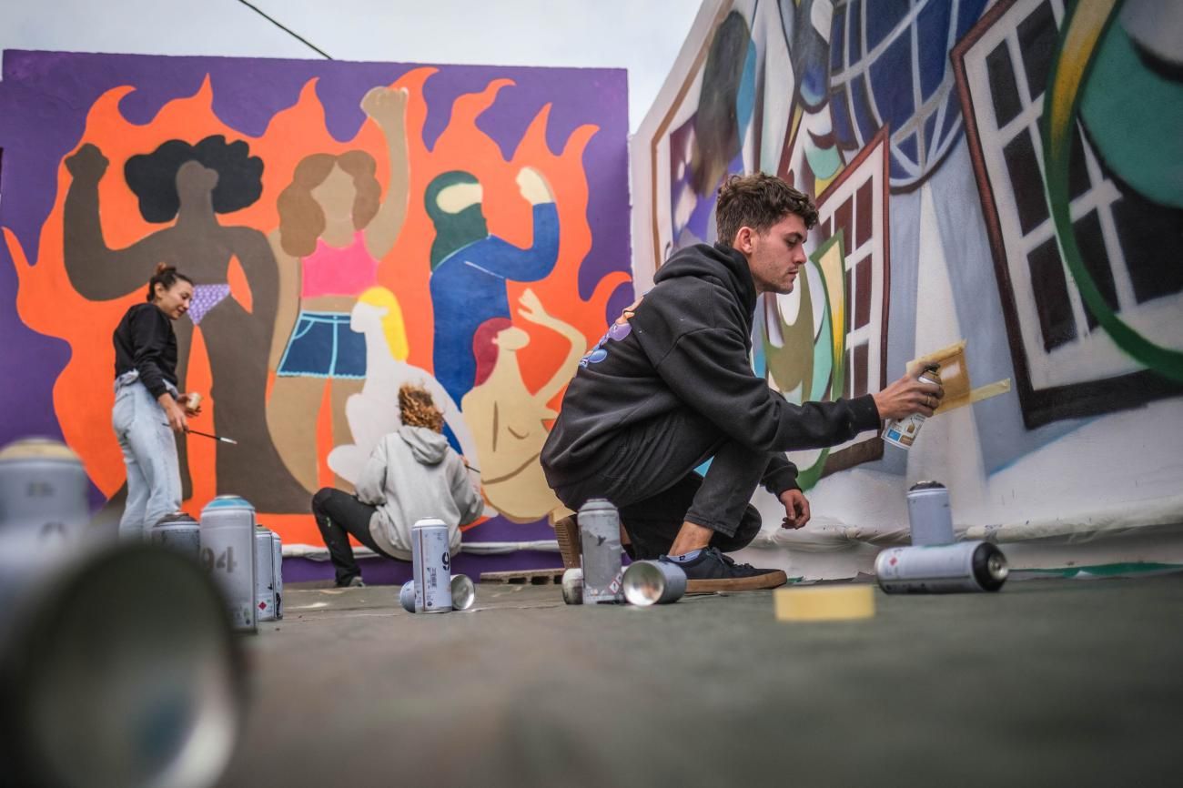 Elaboración de un mural por el Día de la Juventud en San Benito, en La Laguna