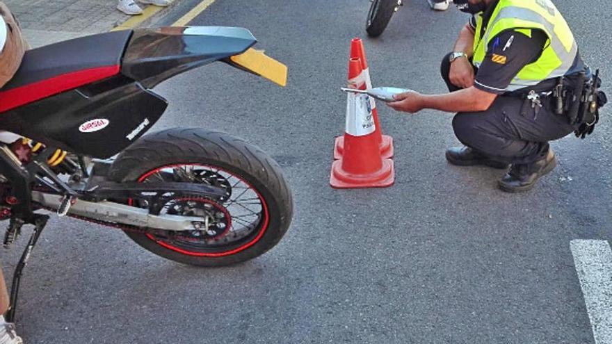 Agent fent la prova acústica a una motocicleta