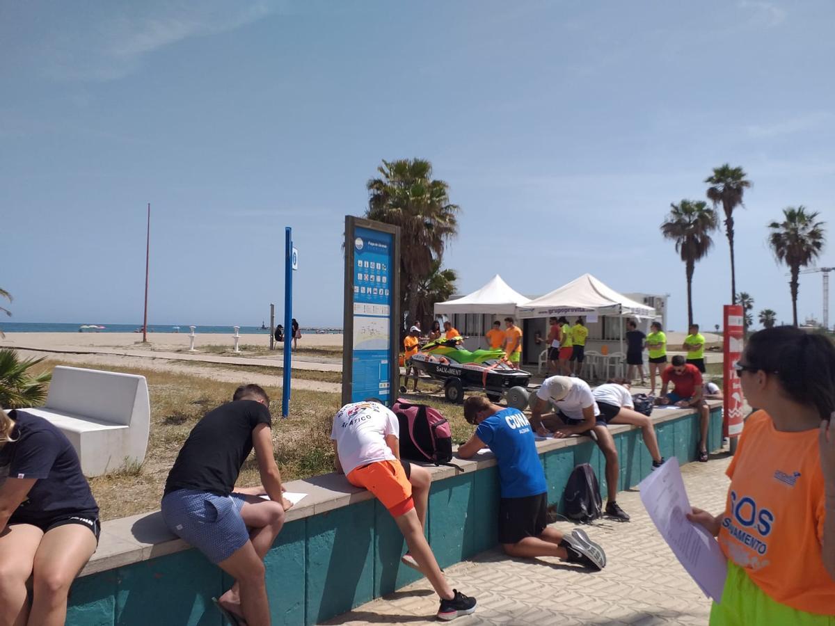 Los jóvenes que acudieron a la convocatoria escriben sobre el muro del paseo.