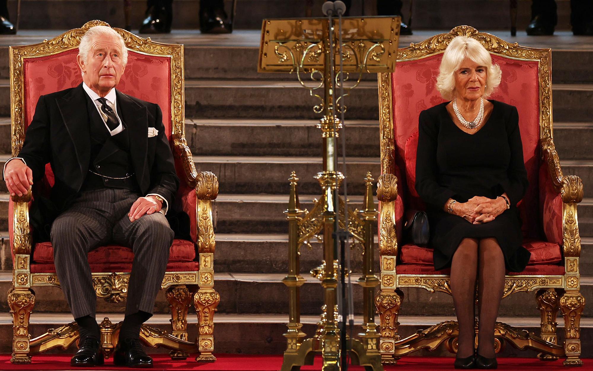 El rey Carlos y la reina consorte Camila, durante un acto solemne en el Parlamento británico por la muerte de Isabel II, el pasado 12 de septiembre.