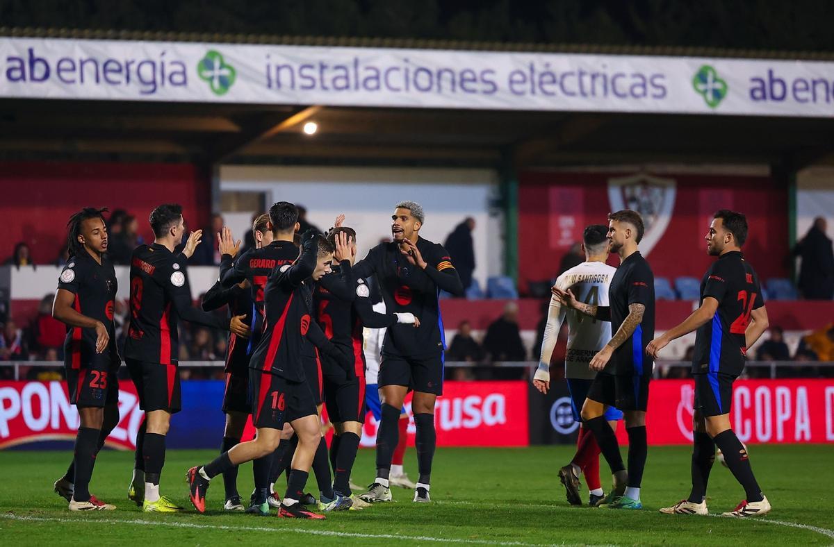 Los jugadores del Barça celebran uno de sus goles contra el Barbastro