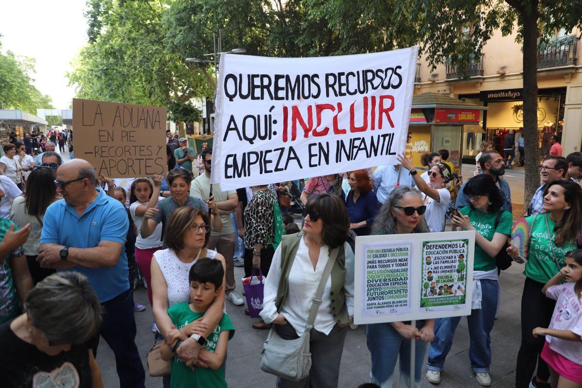 Concentración en Gran Capitán a favor y defensa de la educación pública convocada por USTEA Y FAMPA