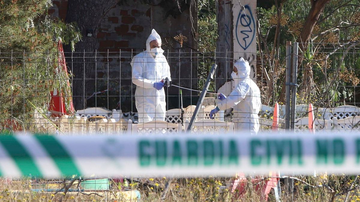 La Guardia Civil en el lugar donde aparecieron los cadáveres.