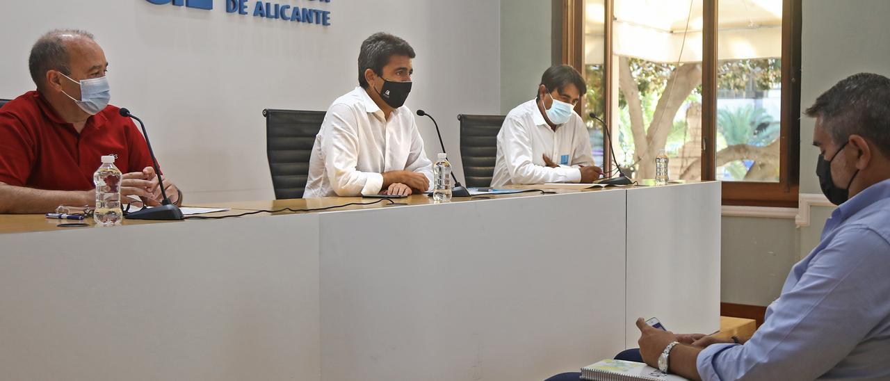 Joaquóin Melgarejo, Carlos Mazón y José Vicente Andreu (Asaja) explicando las acciones que se van a programar