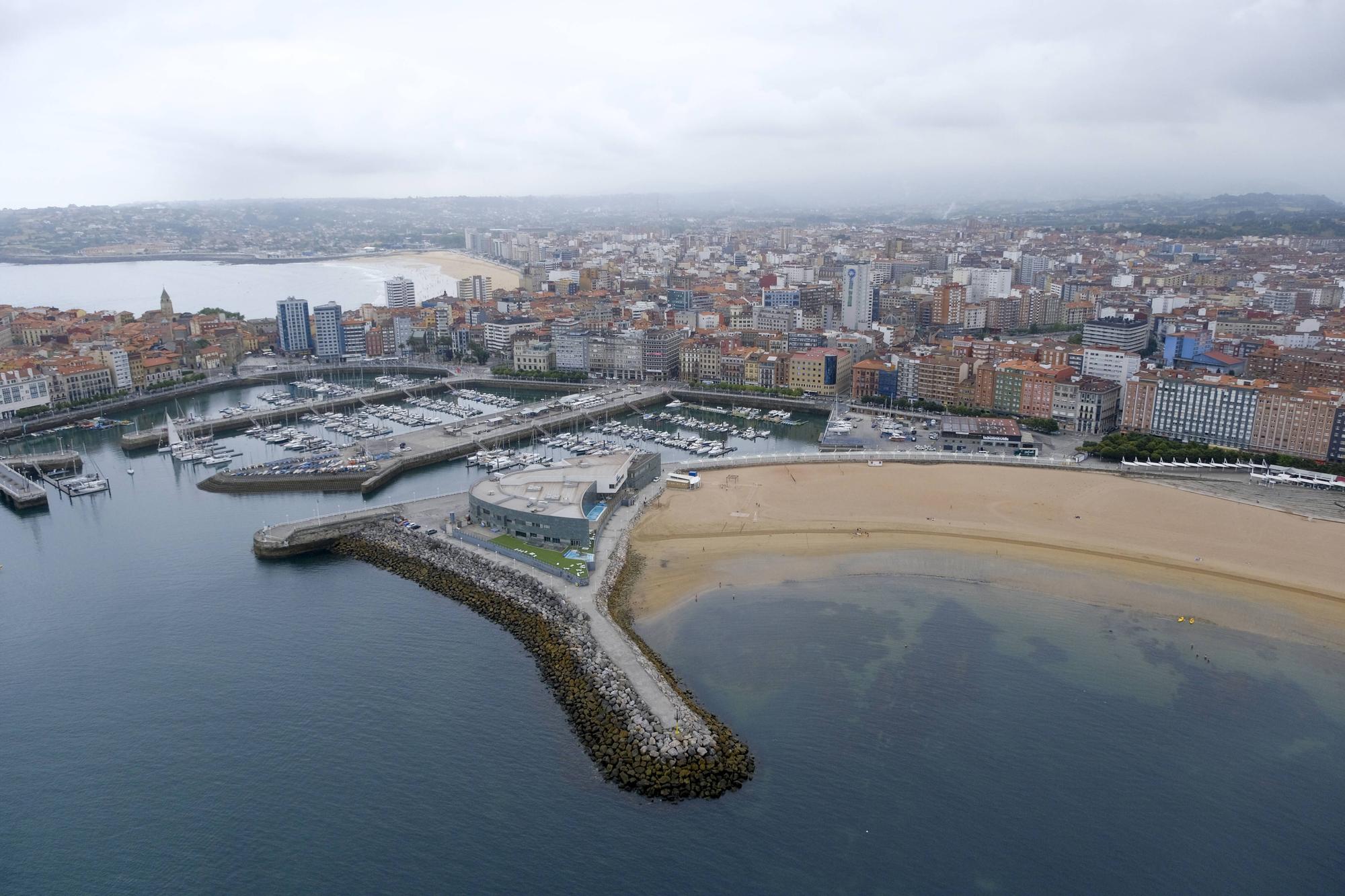 Las impresionantes imágenes de Gijón desde el aire: de San Lorenzo a la Laboral, pasando por El Molinón