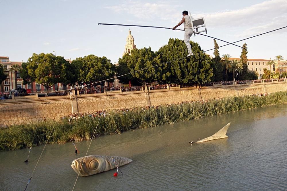 Un funambulista cruza el río Segura a su paso por Murcia