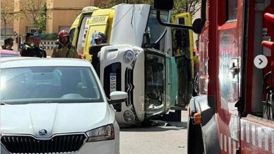 Un cotxe queda semibolcat després de col·lidir amb alguns vehicles aparcats a Roses