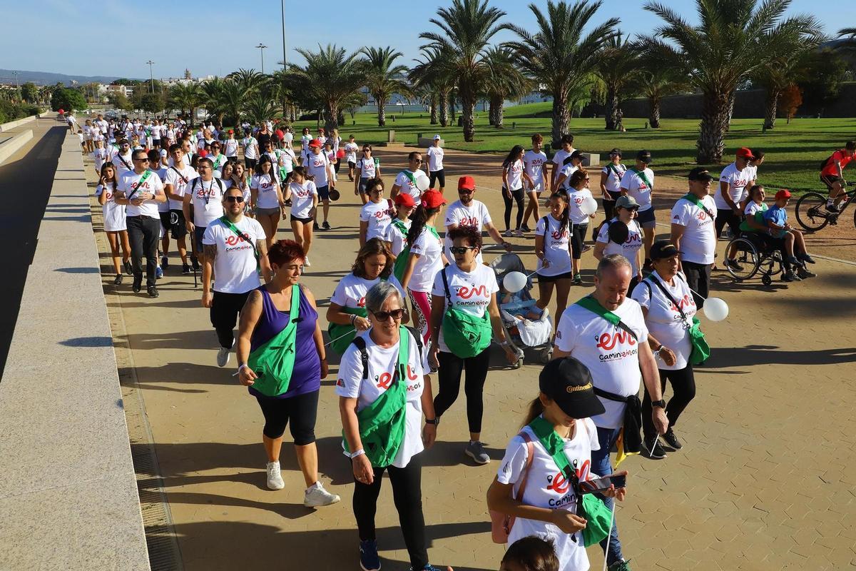 Participantes en una marcha solidaria de Acodem.