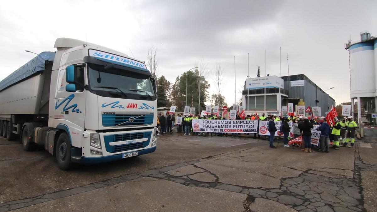 Concentración de los trabajadores de Cosmos a las puertas de la fábrica.