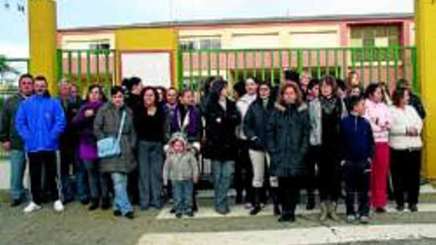 Padres de Villalba se concentran por la falta de luz en el colegio