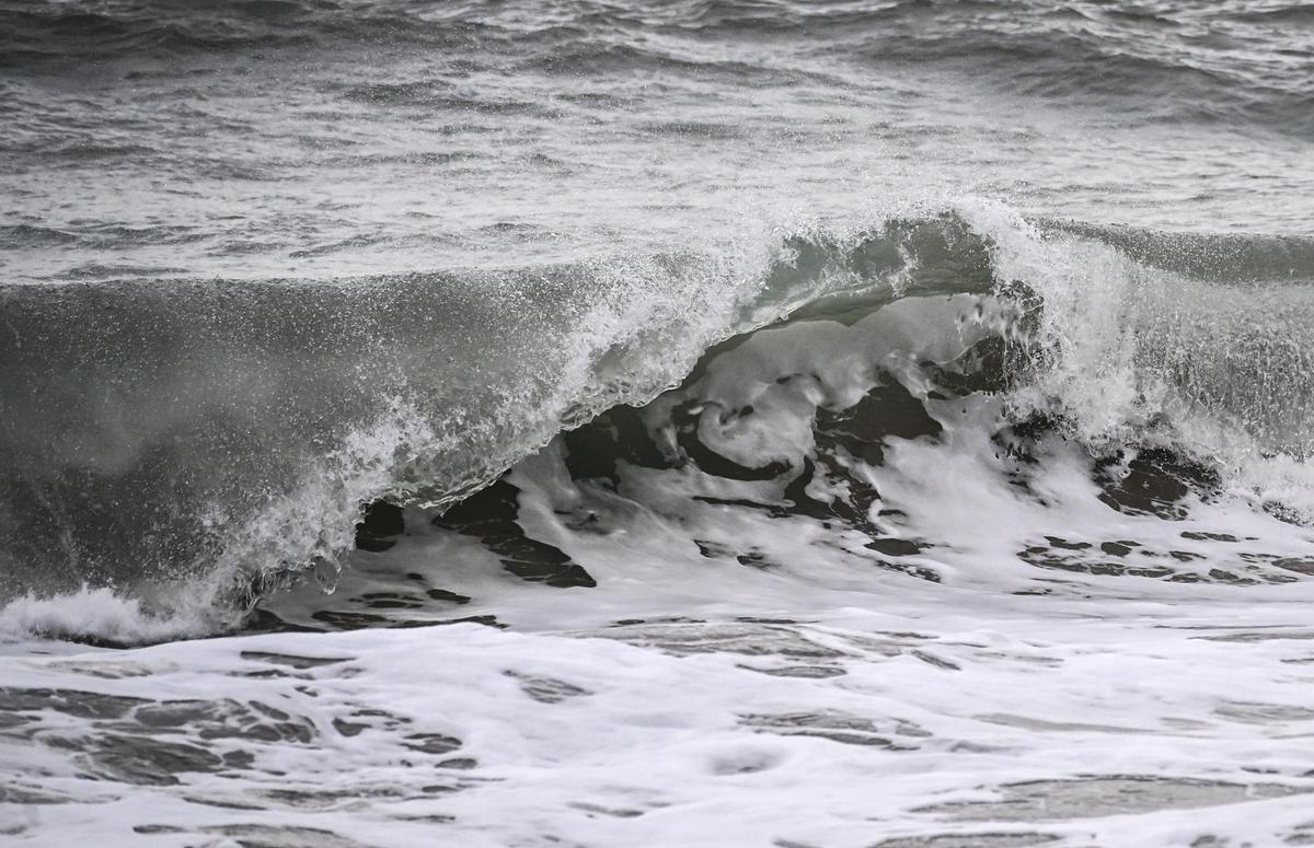 Un mar embravecido por el temporal Harry engulle playas en Elche y amenaza a las casas de primera línea de El PInet
