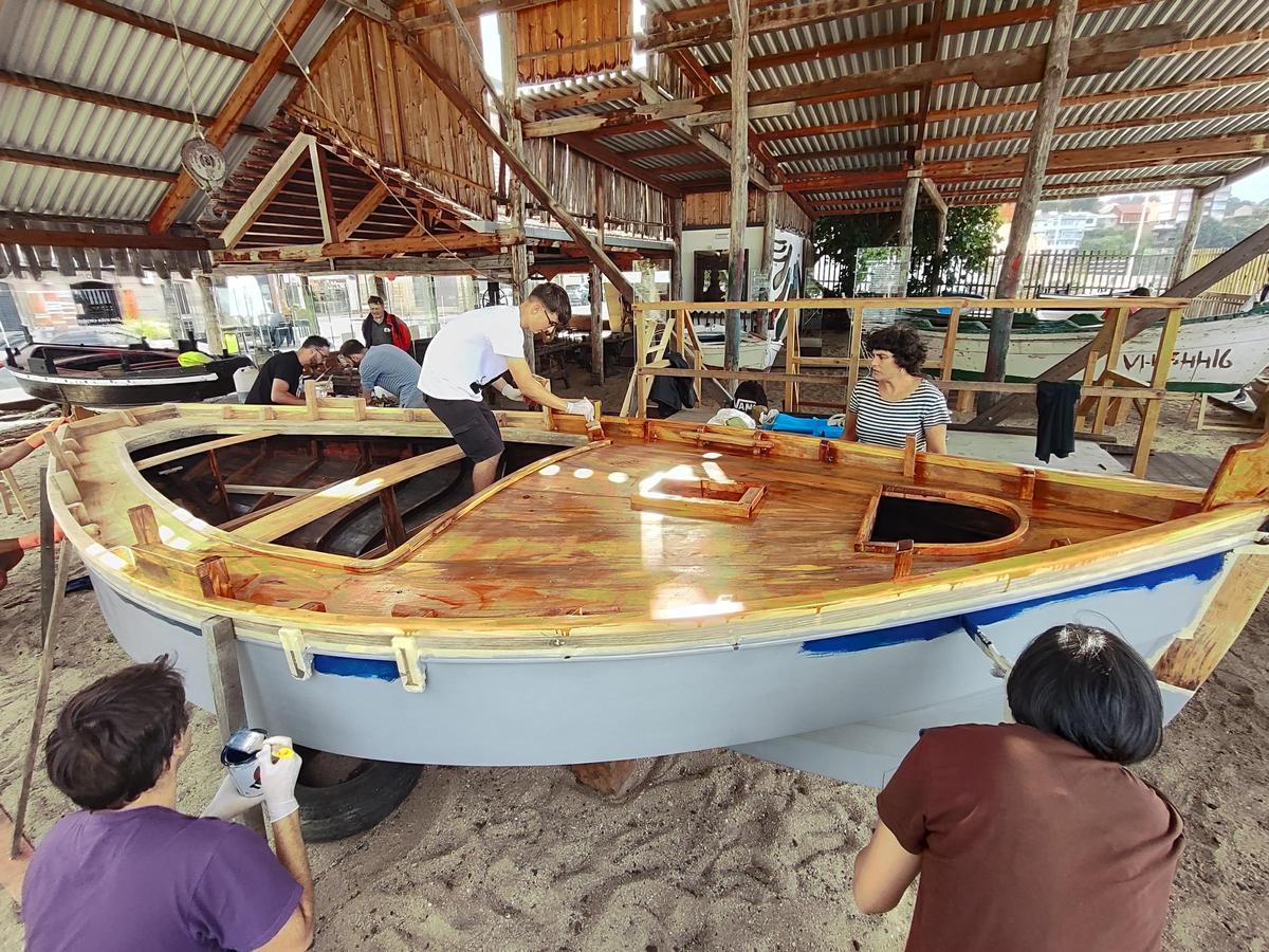 Los trabajos participativos de esta semana para rematar la dorna &quot;Mareira&quot; en el astillero de Banda do Río.