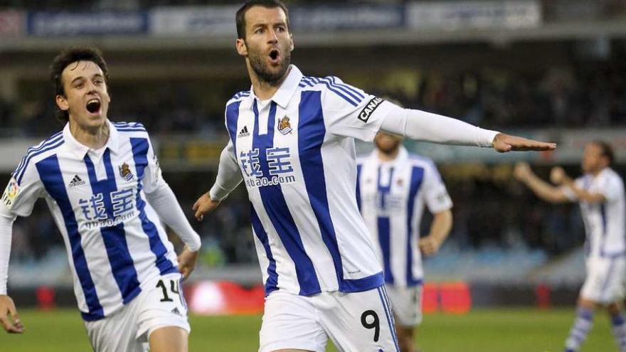 Agirretxe celebra el primer gol de la Real Sociedad. // Efe